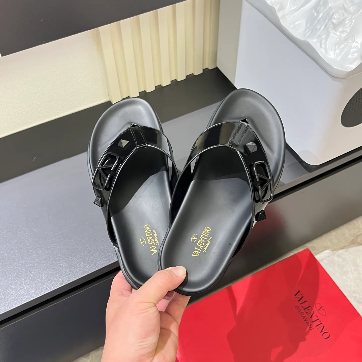 p300《VALENTINO》Warren Men🧍‍♂️Spring and Summer New Style. Cowhide logo flat slippers, elegant sandals, the same style worn by celebrities, original molding, imported calfskin. Rubber outsole. Soft and durable, full set of counter packaging, 38-44!